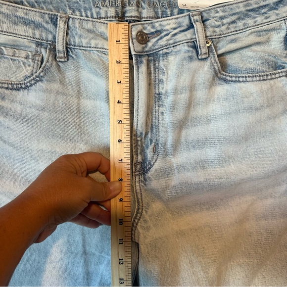 American Eagle Strigid Mom Jean Lightwash Whitewash Sz 14S AEO New Petite Short - Picture 12 of 14